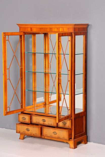Wunderschöne Englische Vitrine der Marke Heldense Eibe Bücherschrank Glasvitrine mit Beleuchtung Antik Vintage