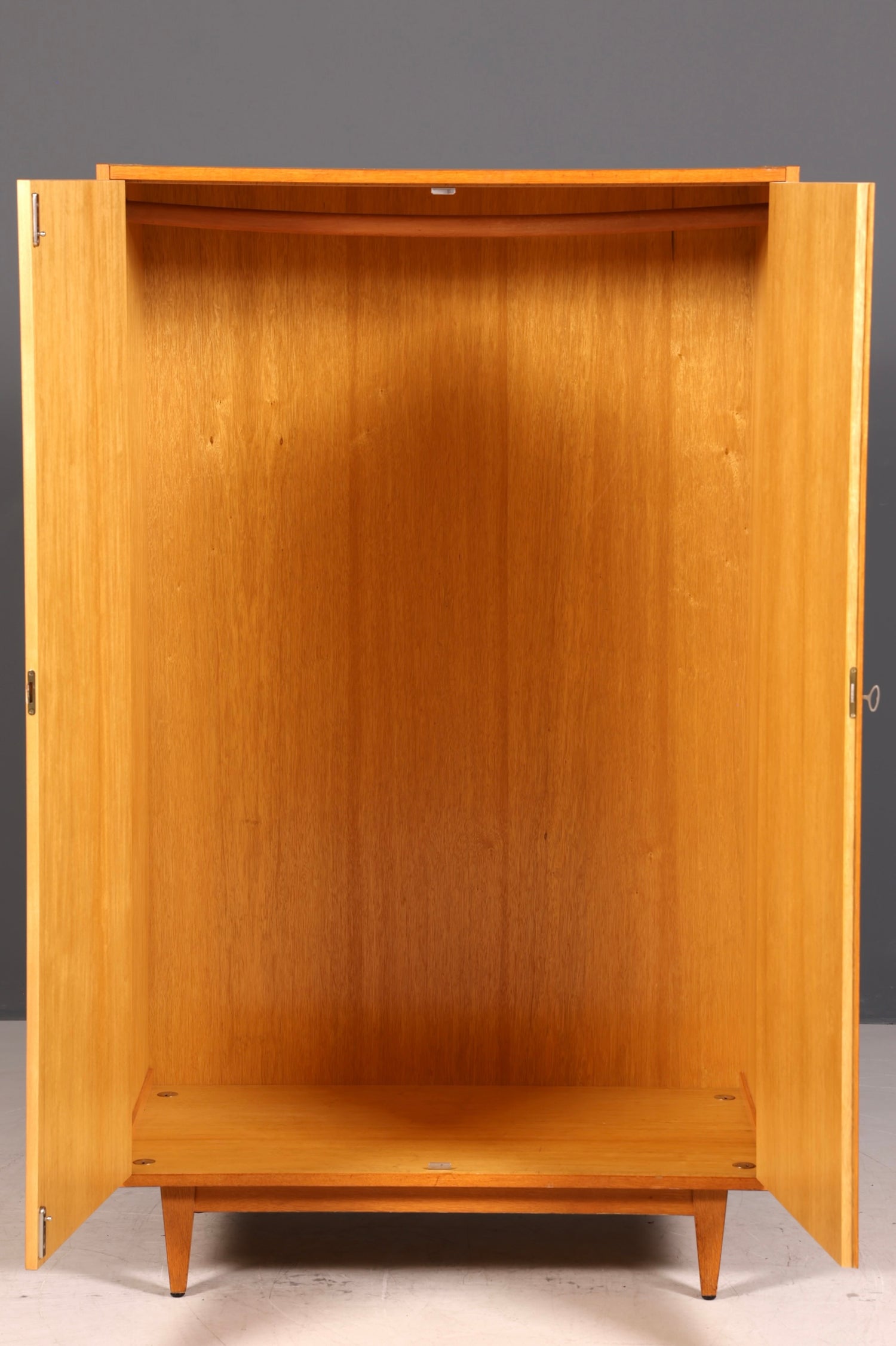G615 Finish cm Traumhafter Mid Century Kleiderschrank Vintage Schrank Retro Wäscheschrank (Kopie)