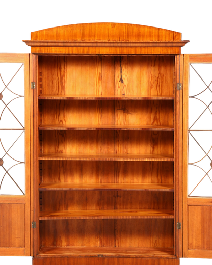 Hauptstadt Möblerei Biedermeier Vitrine aus Massivholz mit höhenverstellbaren Regalböden und Sprossentüren