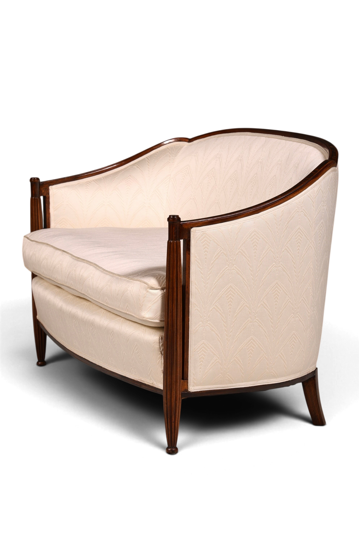 Hauptstadt Möblerei Art Deco Sofa mit hellem Stoffbezug, geschnitztem Holzrahmen und kannelierten Stützen
