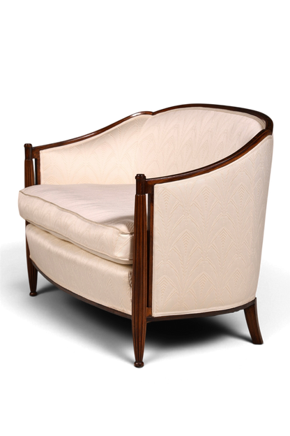 Hauptstadt Möblerei Art Deco Sofa mit hellem Stoffbezug, geschnitztem Holzrahmen und kannelierten Stützen