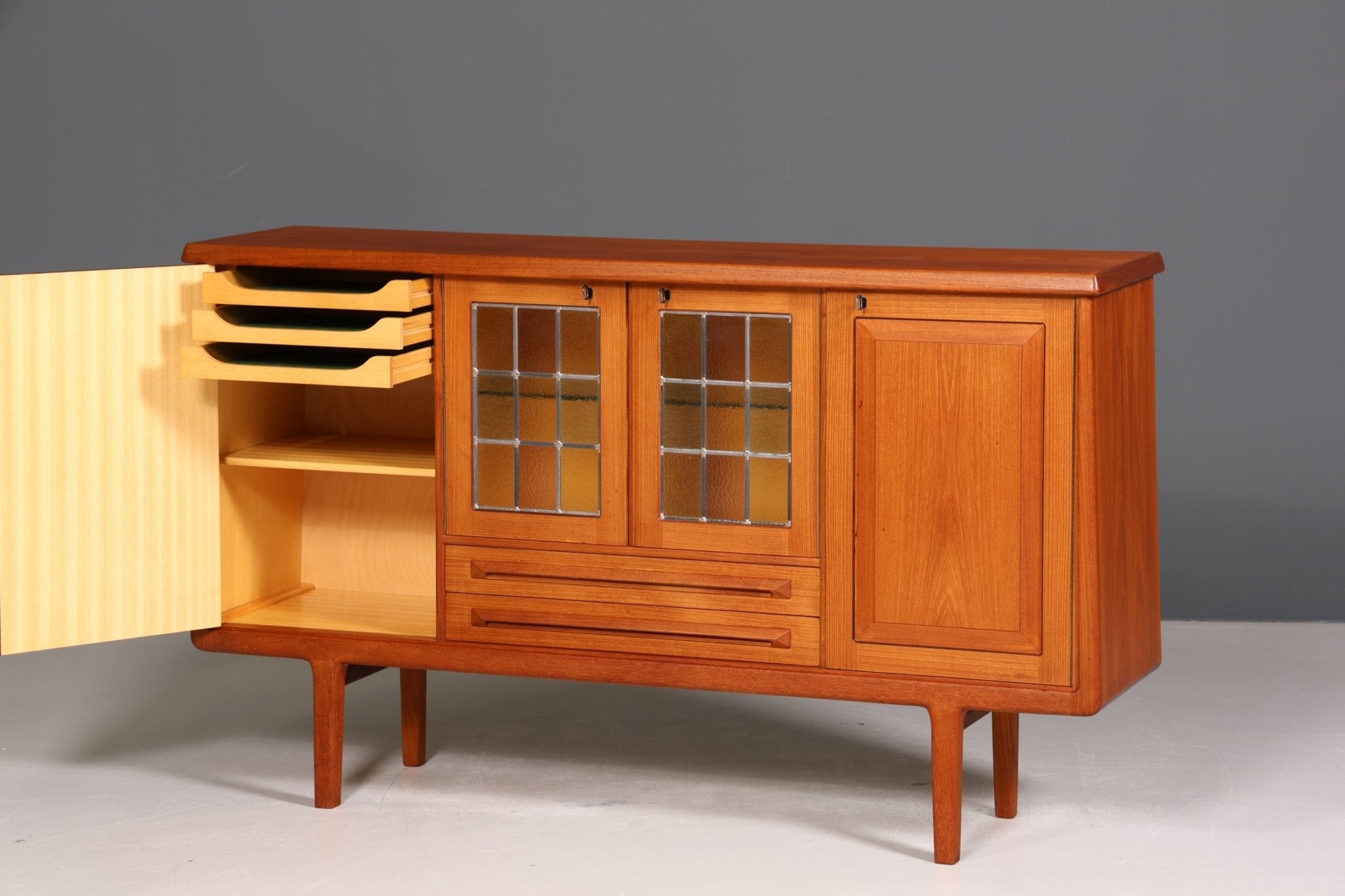 Traumhaftes Mid Century Sideboard Danish Design Vitrine Kommode Made in Norway Nussbaum Schrank Highboard
