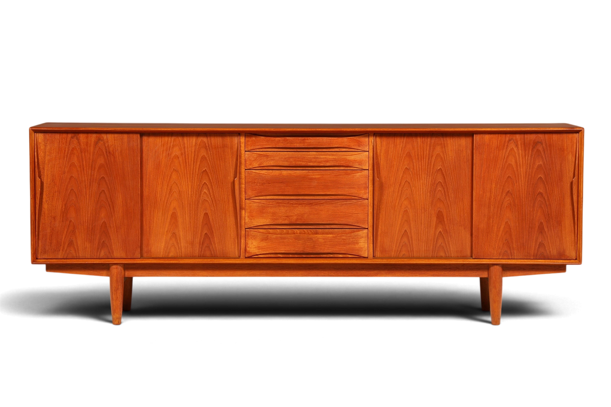 Hauptstadt Möblerei Dyrlund Mid Century Sideboard aus Teakholz mit Schiebetüren und Schubladen im dänischen Design
