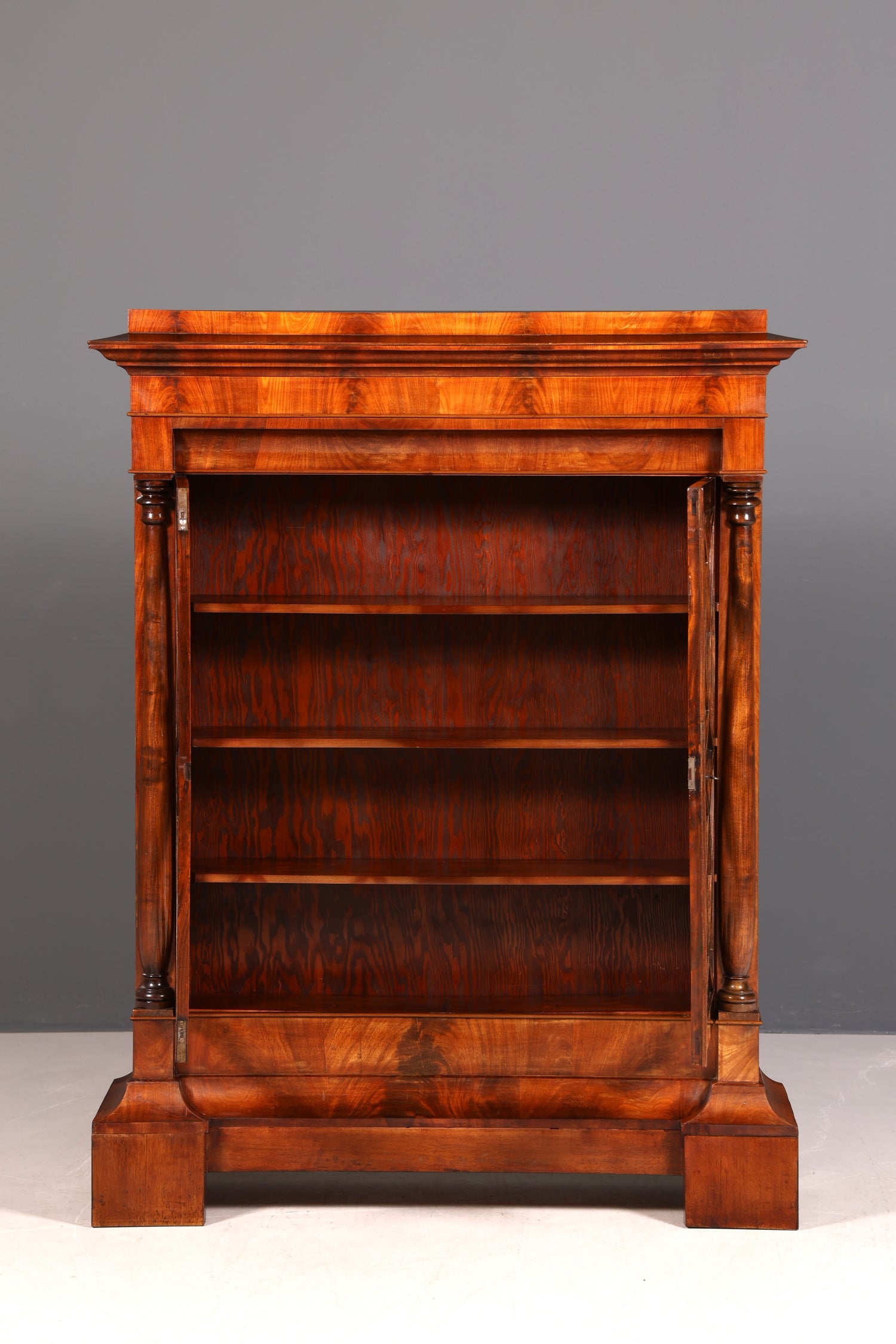 Traumhafter Original Biedermeier Vitrine um 1820 Antiker Schrank Art Deco Bücherregal