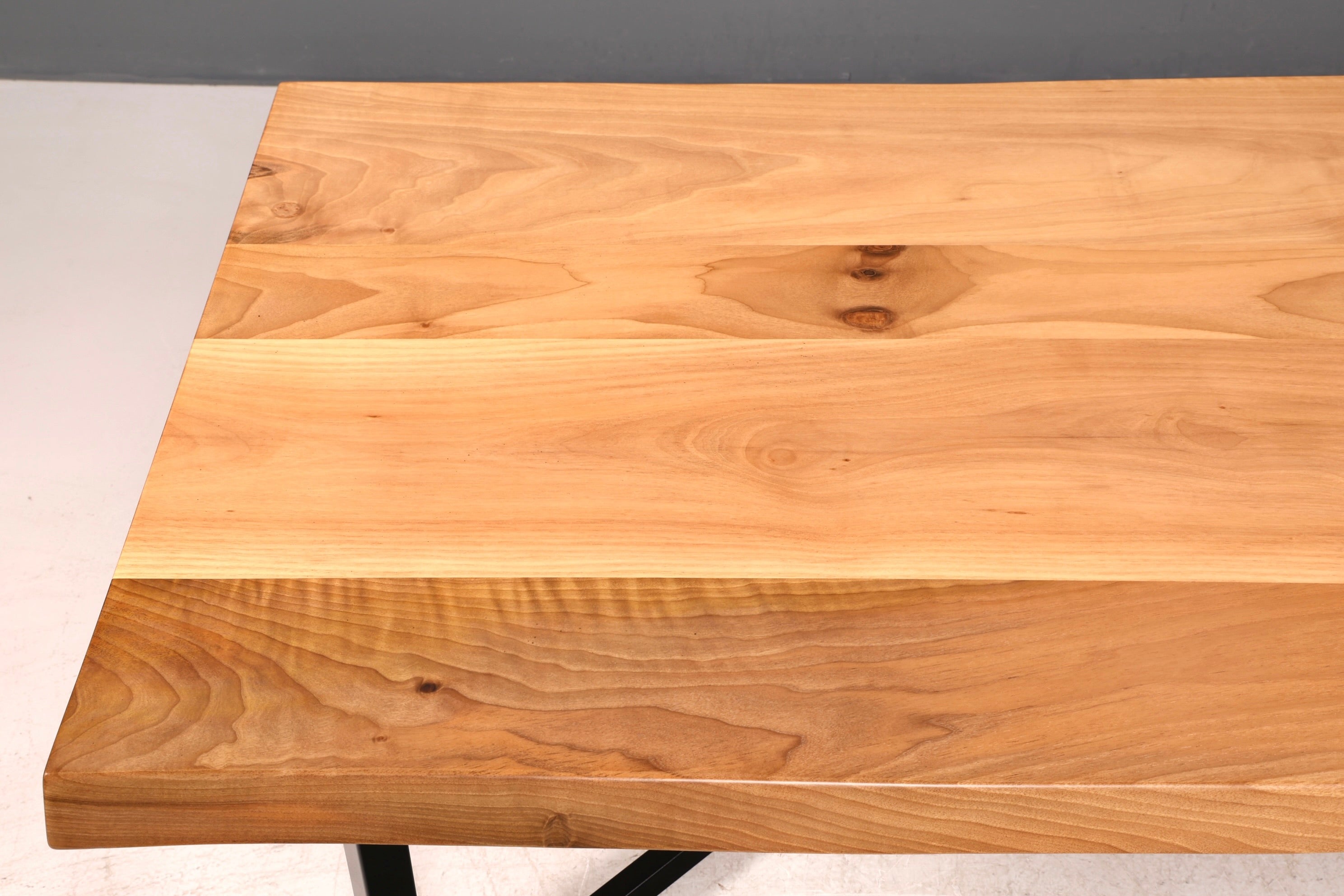 Wunderschöner Nussbaum Tisch 220cm-95cm Esszimmer Tisch Baumkanten Platte massiv Holz Küchentisch