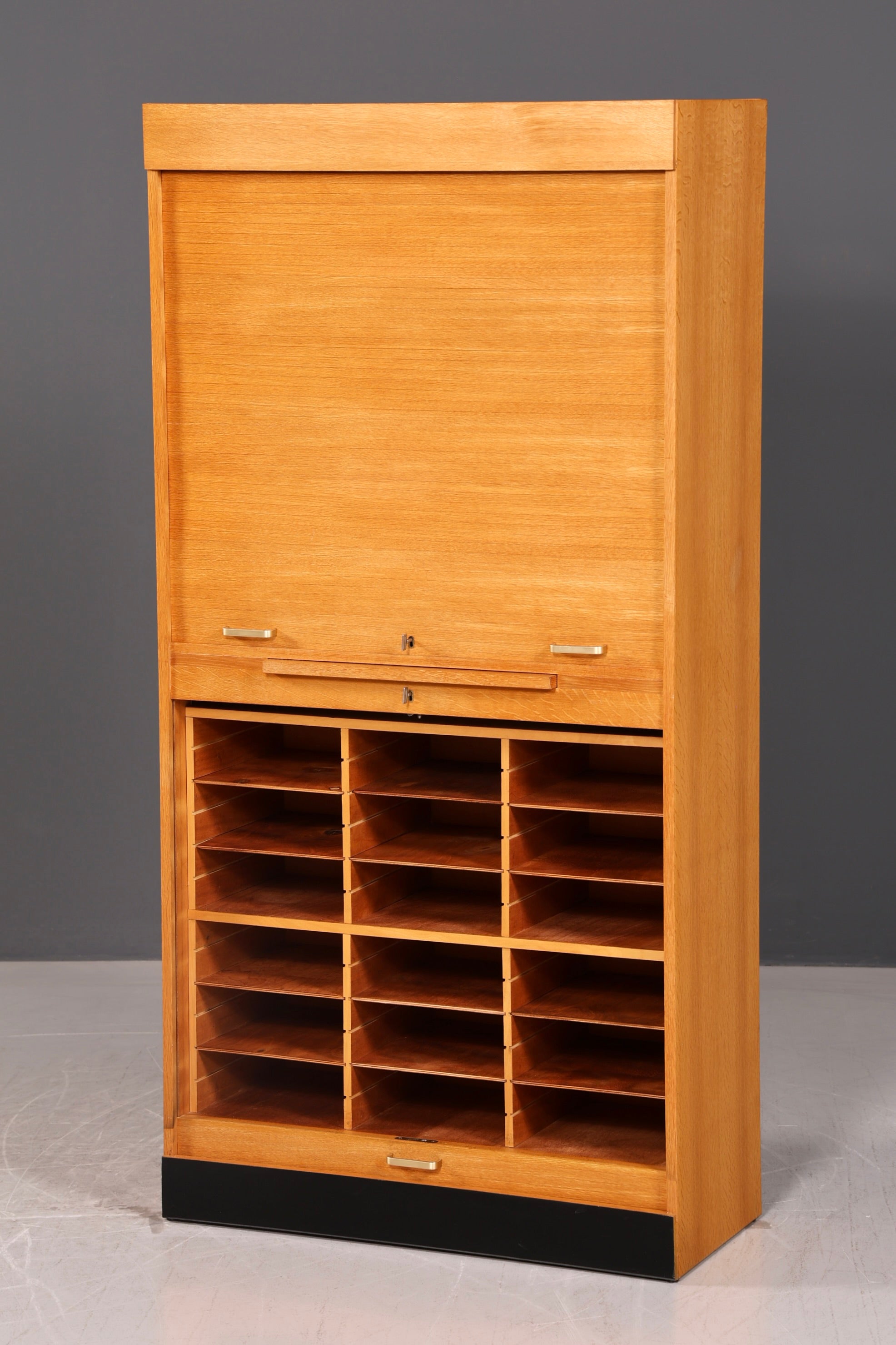 Stilvoller Mid Century Rollladenschrank Bauhaus Apothekerschrank Art Deco Büro Aktenschrank