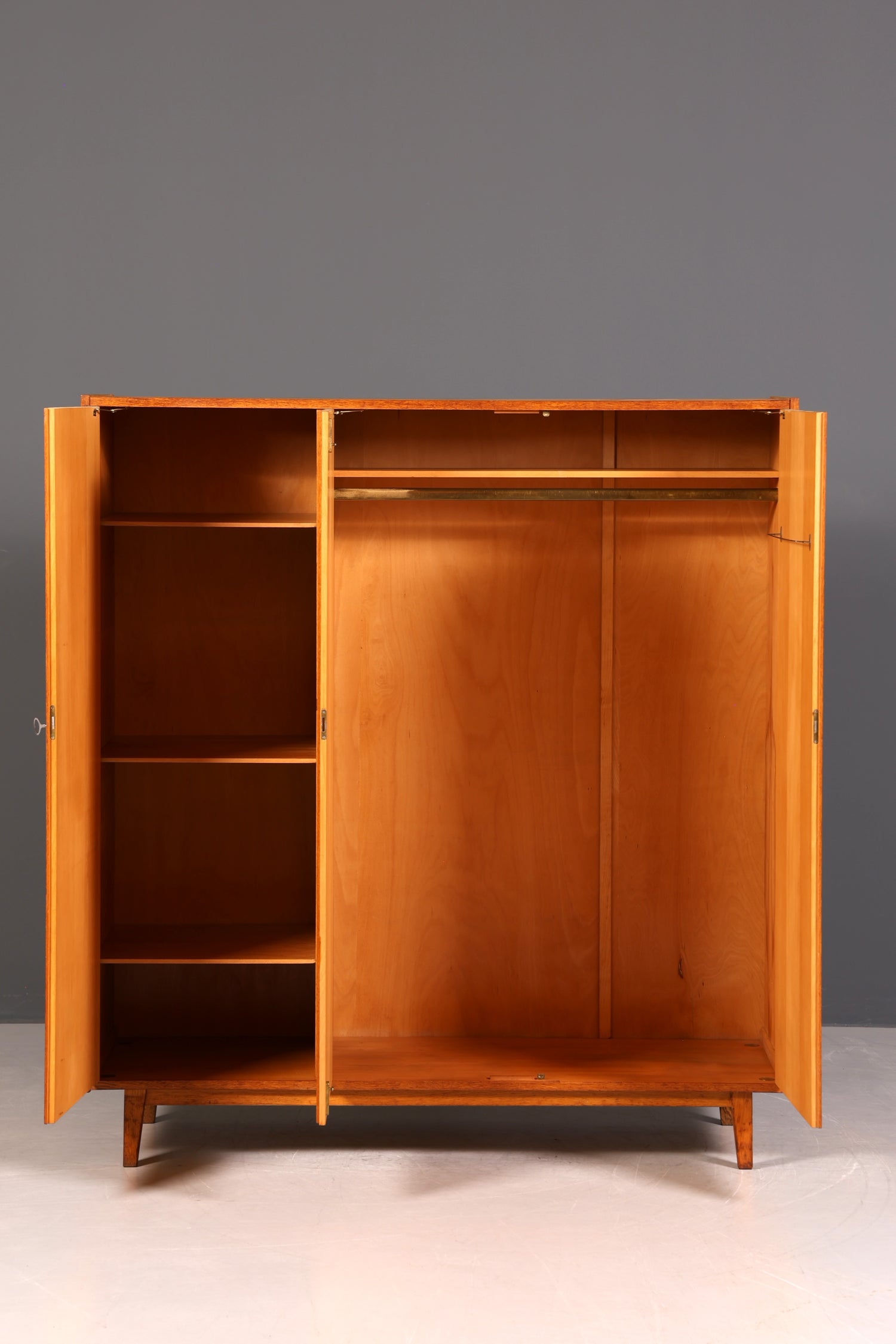 G384 Finish Traumhafter Mid Century Kleiderschrank Vintage Schrank Retro Wäscheschrank (Kopie)