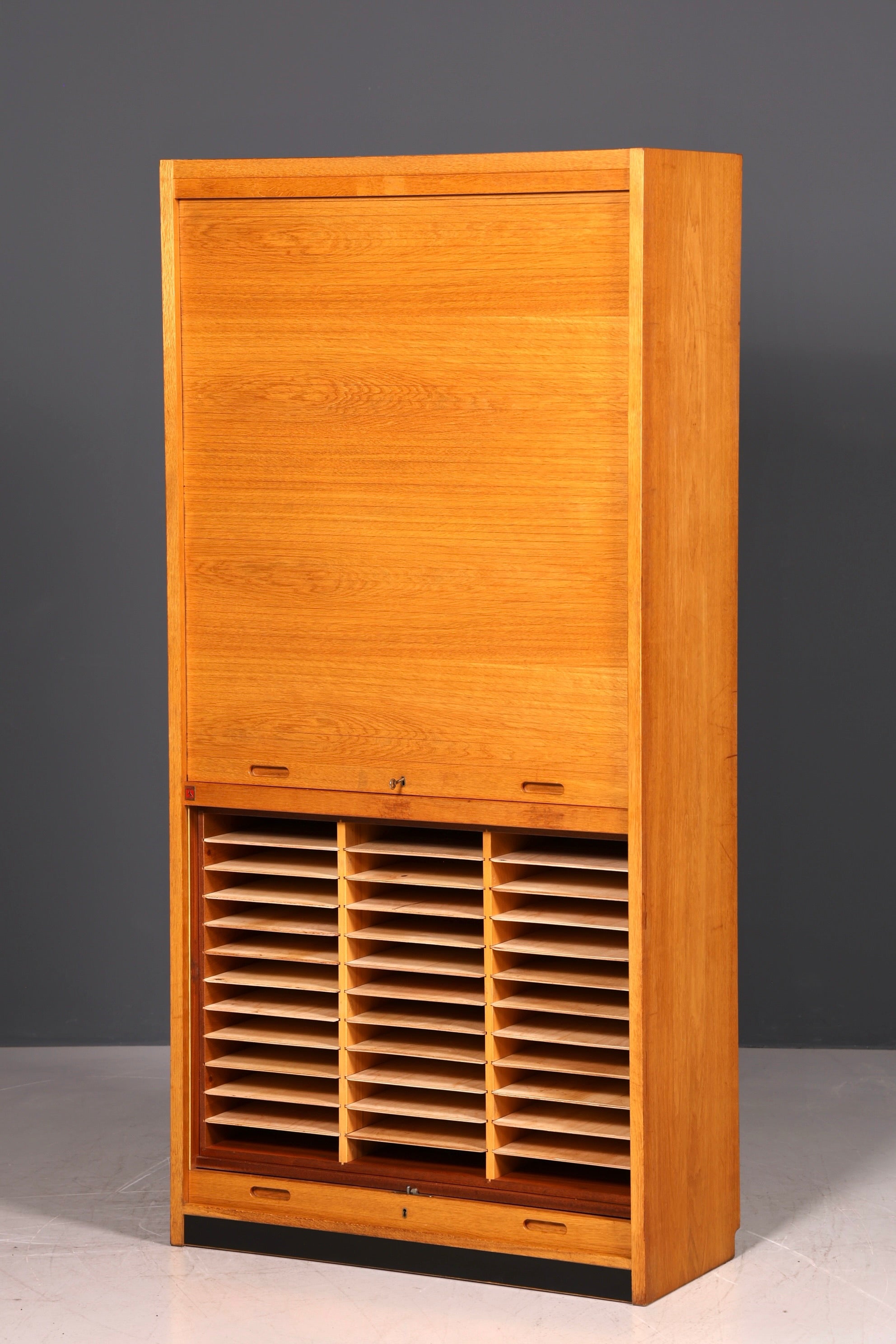 Schlichter Mid Century Rollladenschrank Bauhaus Vintage Apothekerschrank Art Deco Büro Aktenschrank