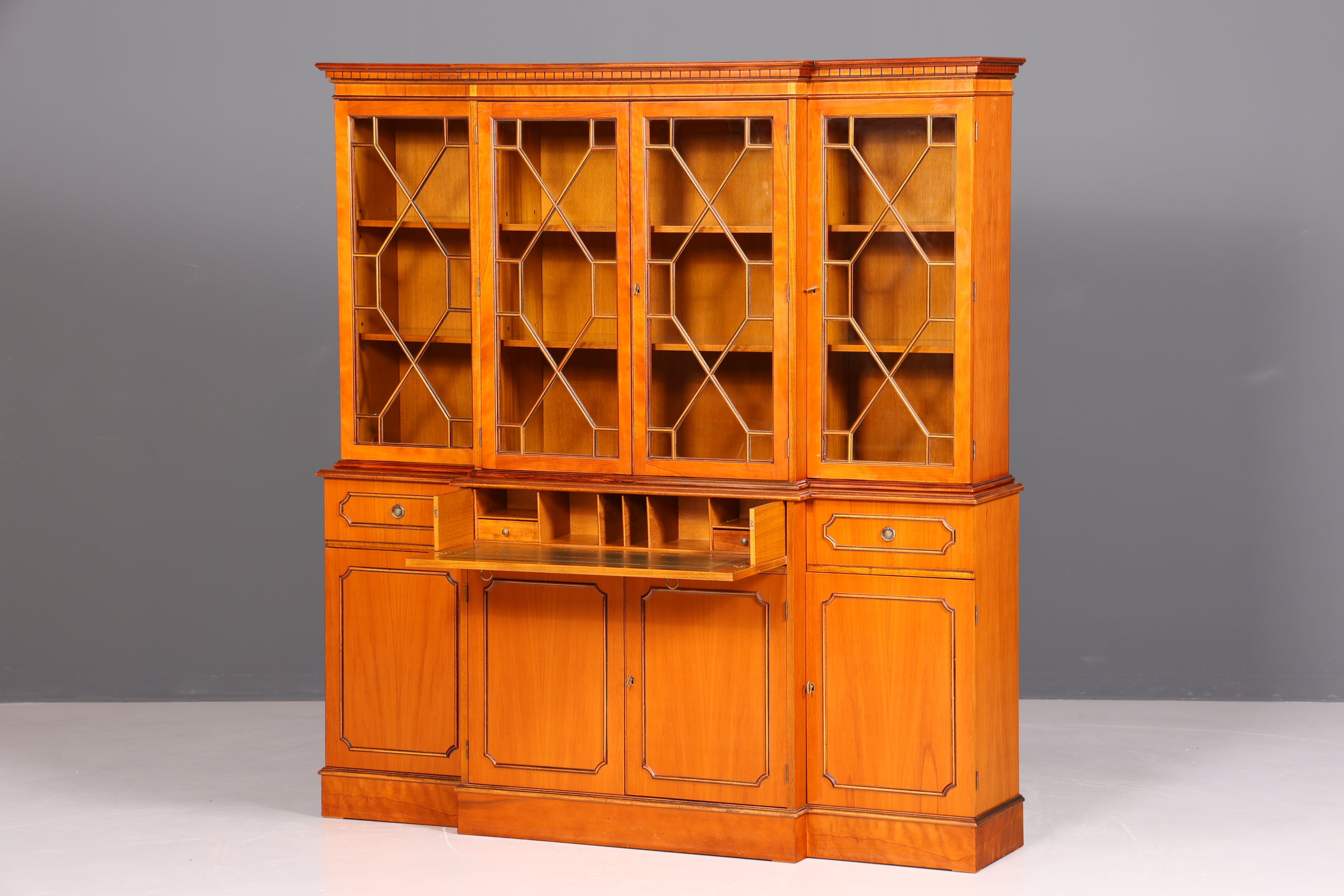 Traumhafte Englische Vitrine Bücherschrank Buffet Antik Stil Englisch Eibe Glasvitrine Bibliothek