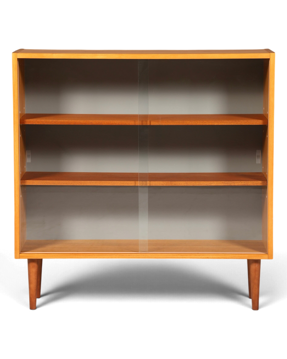 Hauptstadt Möblerei H953 Finish Vintage-Bücherregal aus Holz mit Schiebetüren aus Glas auf konischen Beinen