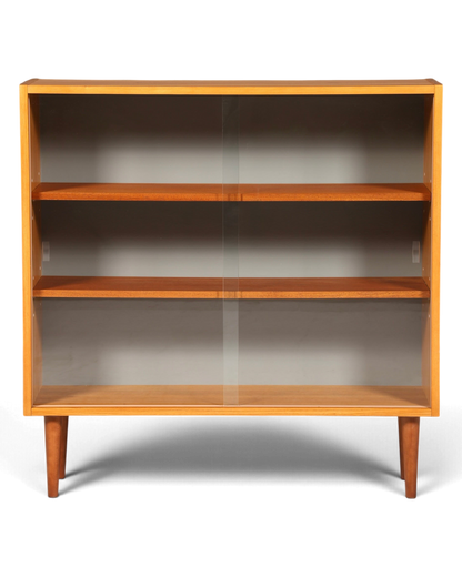 Hauptstadt Möblerei H953 Finish Vintage-Bücherregal aus Holz mit Schiebetüren aus Glas auf konischen Beinen