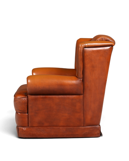 Hauptstadt Möblerei Chesterfield Sessel aus cognacfarbenem Echtleder in Seitenansicht mit klassischem Design