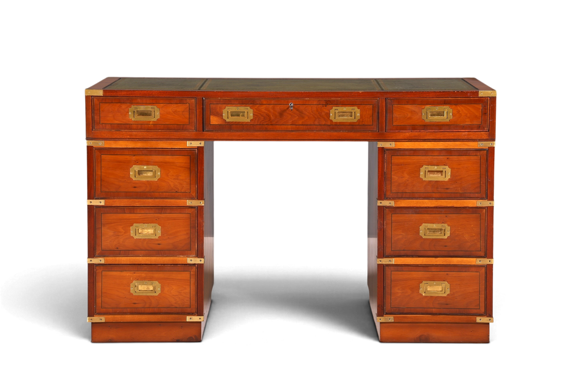 Hauptstadt Möblerei maritimer Military Chest Schreibtisch aus Massivholz mit grüner Lederauflage und Messingbeschlägen