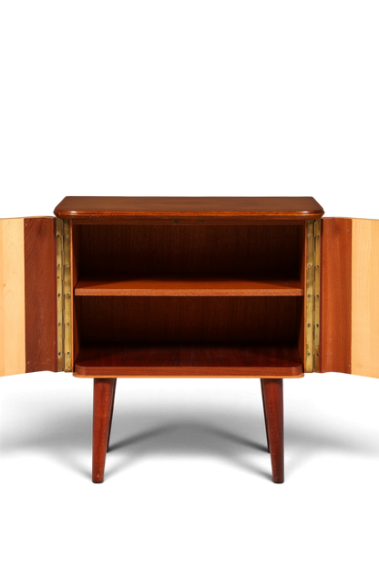 Hauptstadt Möblerei Mid Century Kommode aus Holz mit zwei Türen und Einlegeboden im 60er Jahre Vintage Design