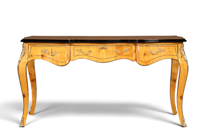 Hauptstadt Möblerei Schreibtisch im Louis XV Stil aus hellem Massivholz mit geschwungenen Beinen und Goldverzierungen