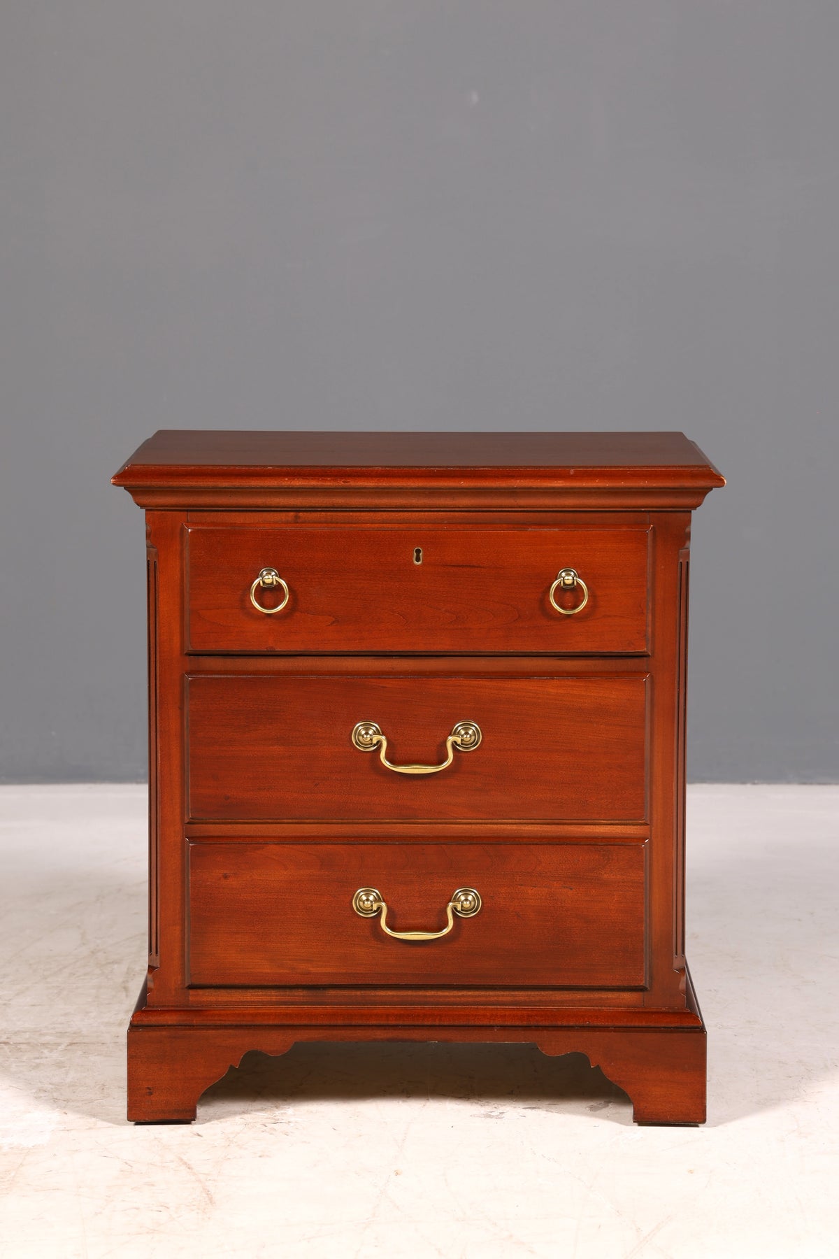 Elegant Drexel Heritage dresser in antique style, bedside table, USA chest of drawers 2 of 2