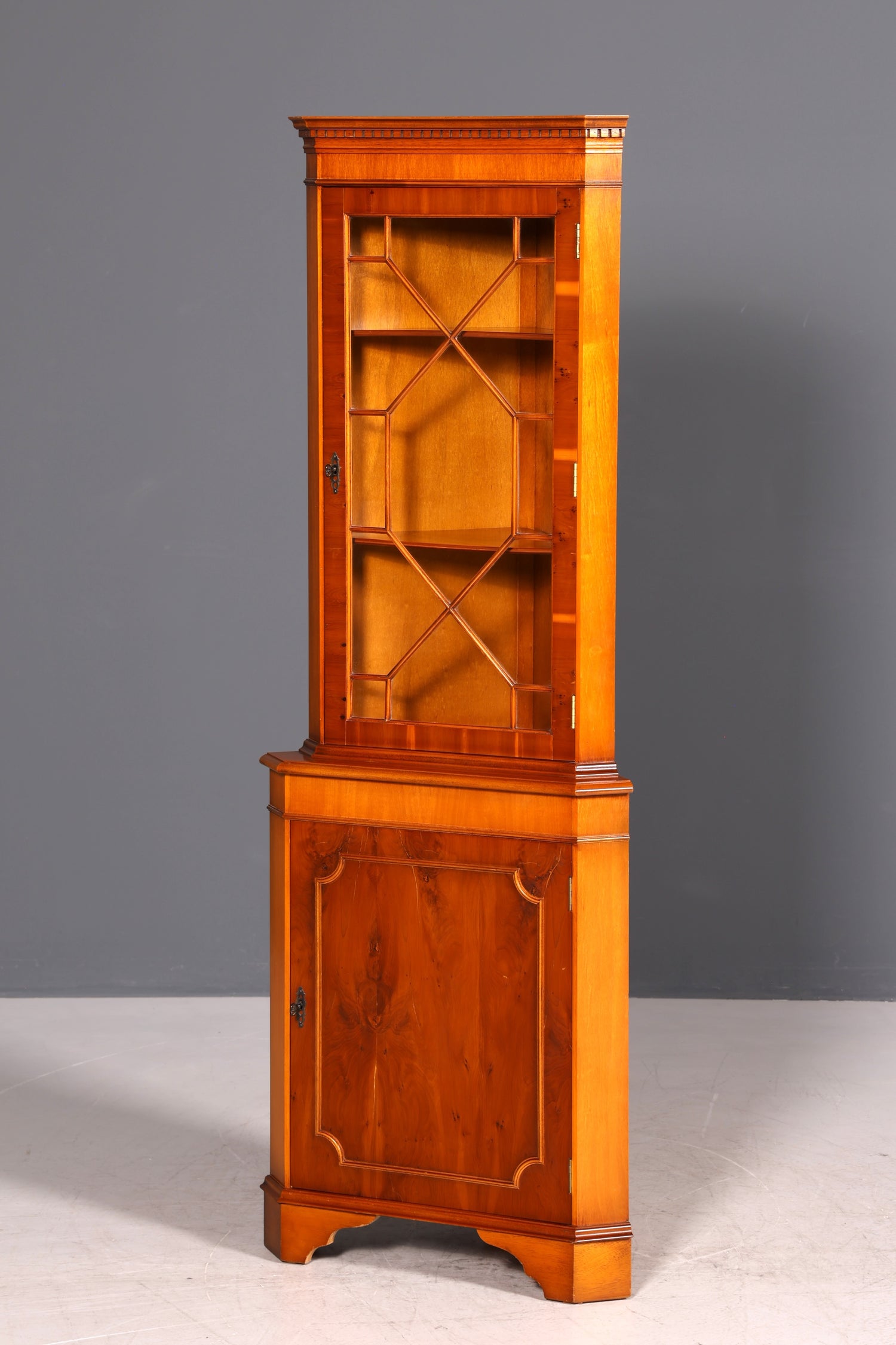 Wunderschöne Englische Eckvitrine Antik 60s echt Holz Eibe Schrank Eckschrank Glasvitrine Vitrine