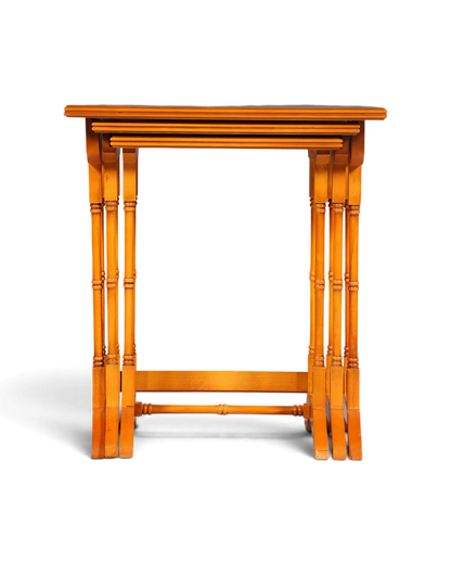 Hauptstadt Möblerei antikes englisches 3er Satztisch-Set aus Eibenholz mit filigranem Design und warmer Maserung
