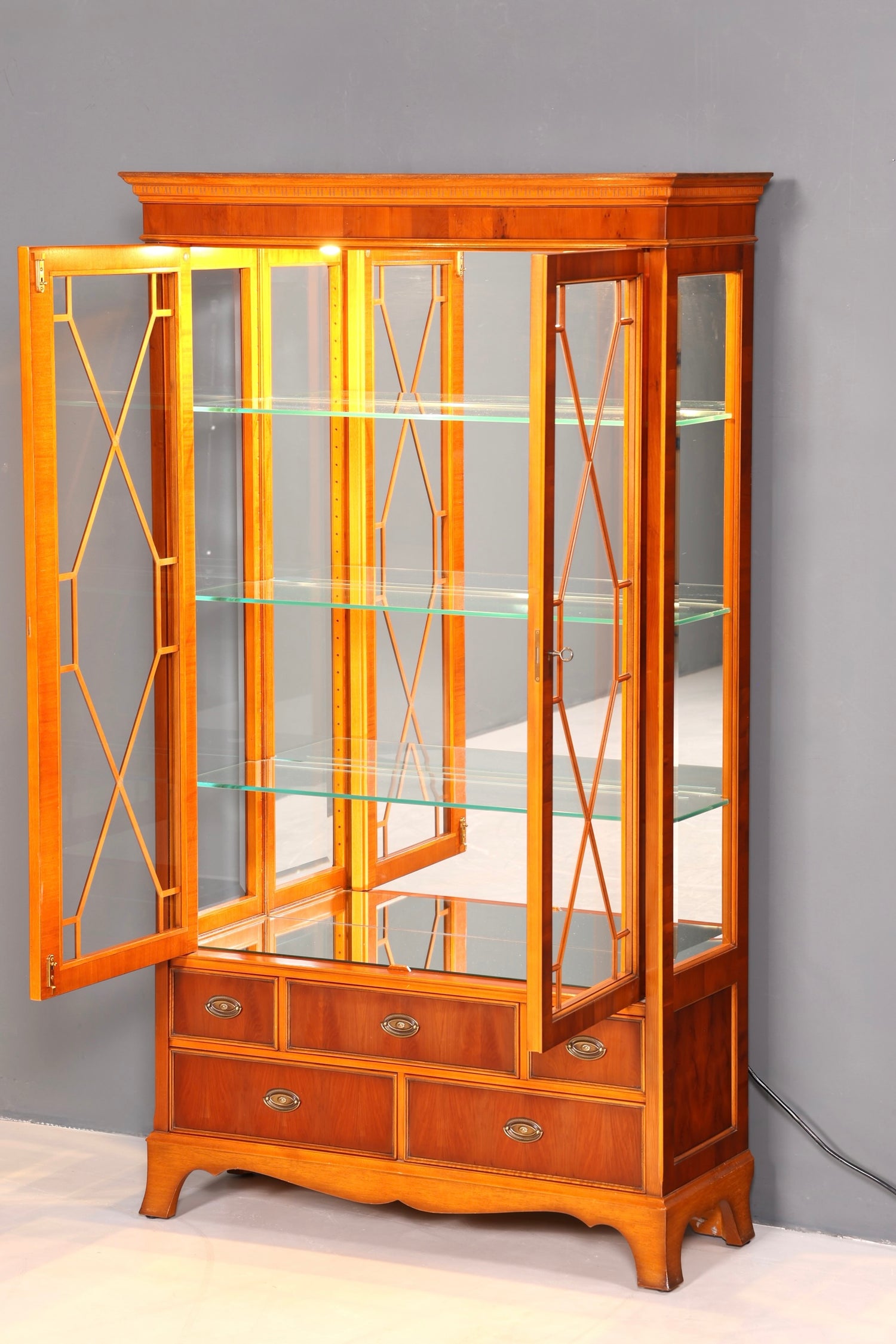 Wunderschöne Original Heldense Vitrine Englische Eibe Bücherschrank Antik Stil Glasvitrine