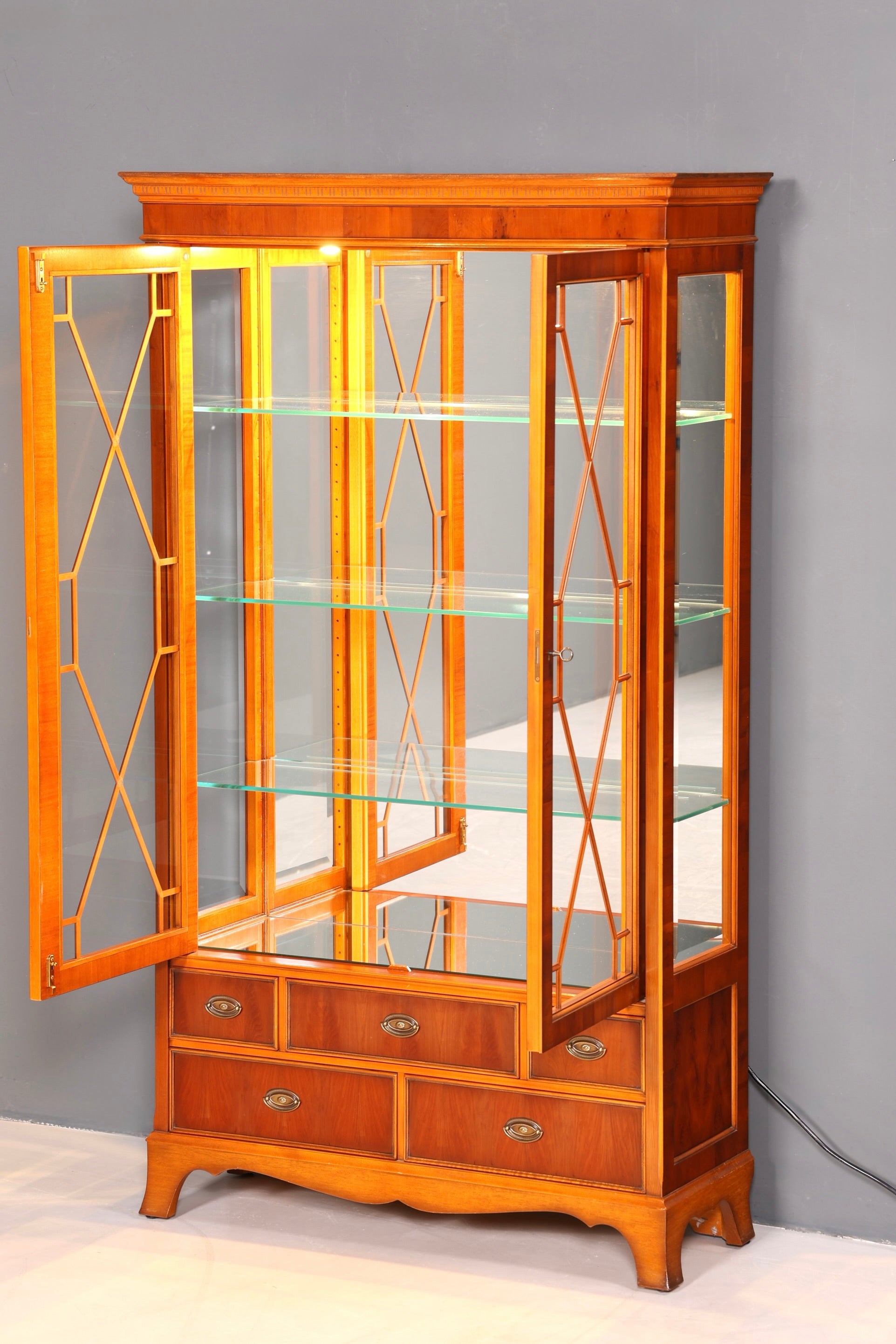 Wunderschöne Original Heldense Vitrine Englische Eibe Bücherschrank Antik Stil Glasvitrine