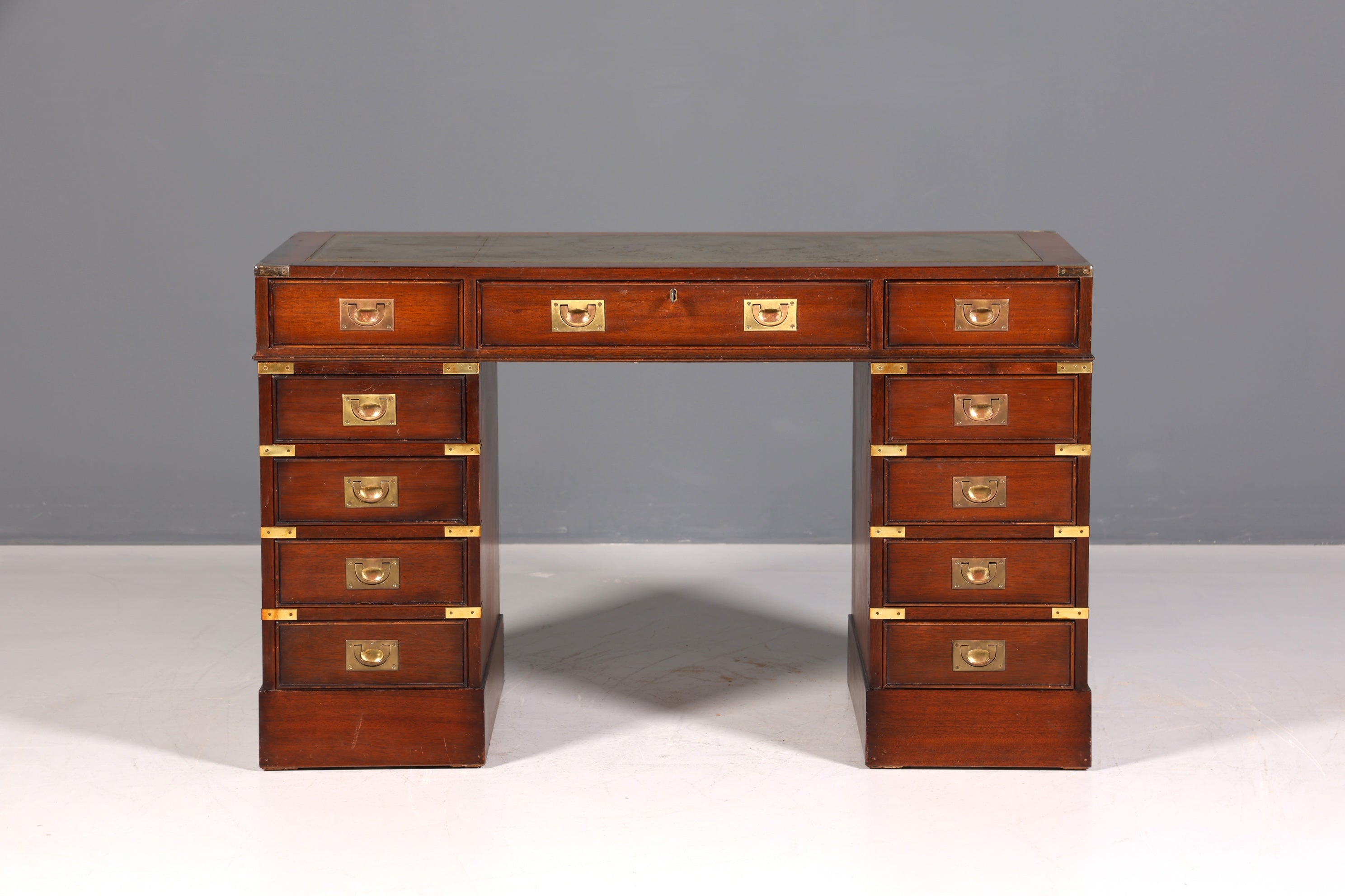 Stilvoller Maritimer Schreibtisch Englischer Military Bürotisch Office Table mit echt Lederauflage