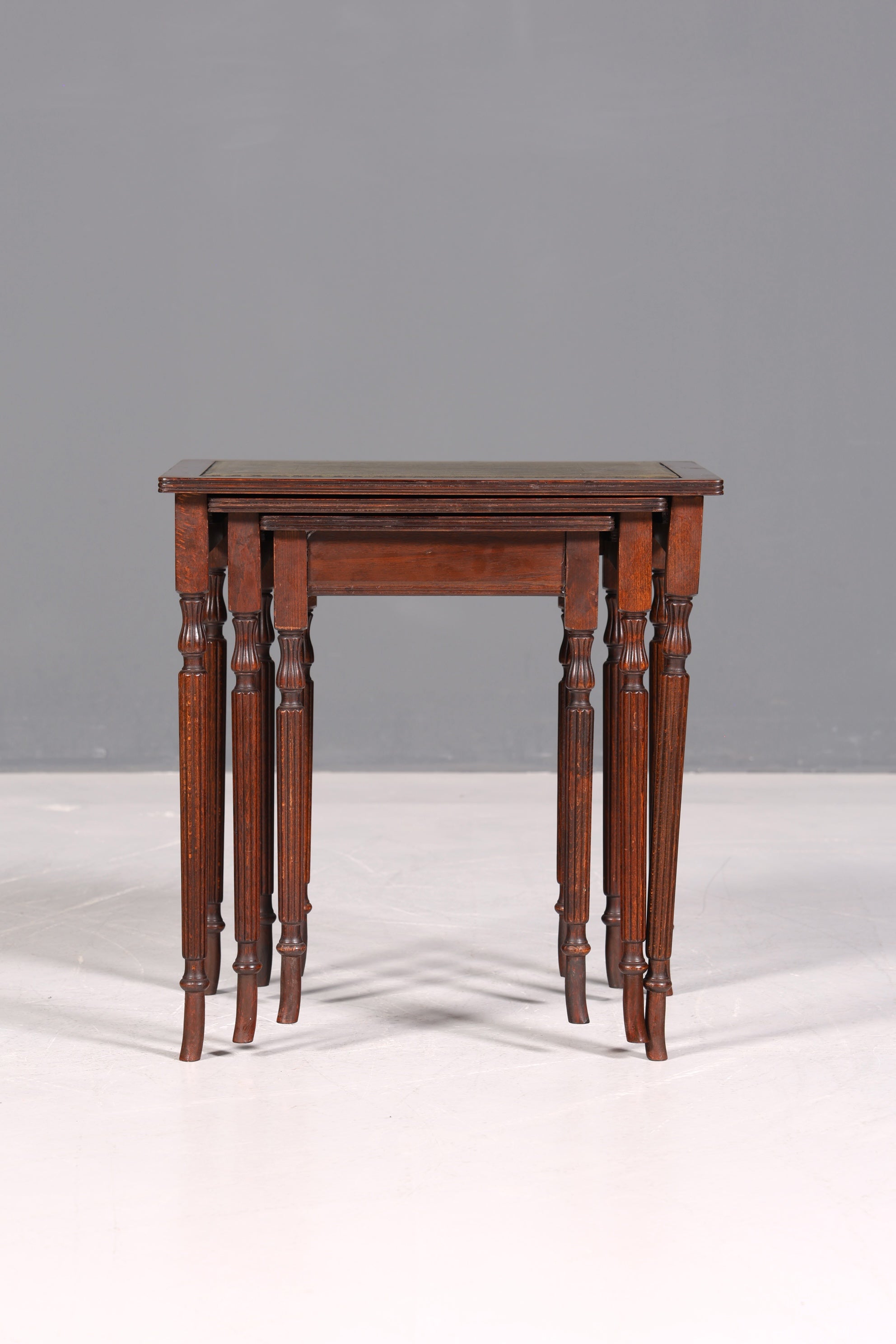 Filigranes Englisches Tisch Set Couchtisch Englisch Antik Stil 3er Satz echt Lederauflage Ablagetisch Holz Beistelltisch