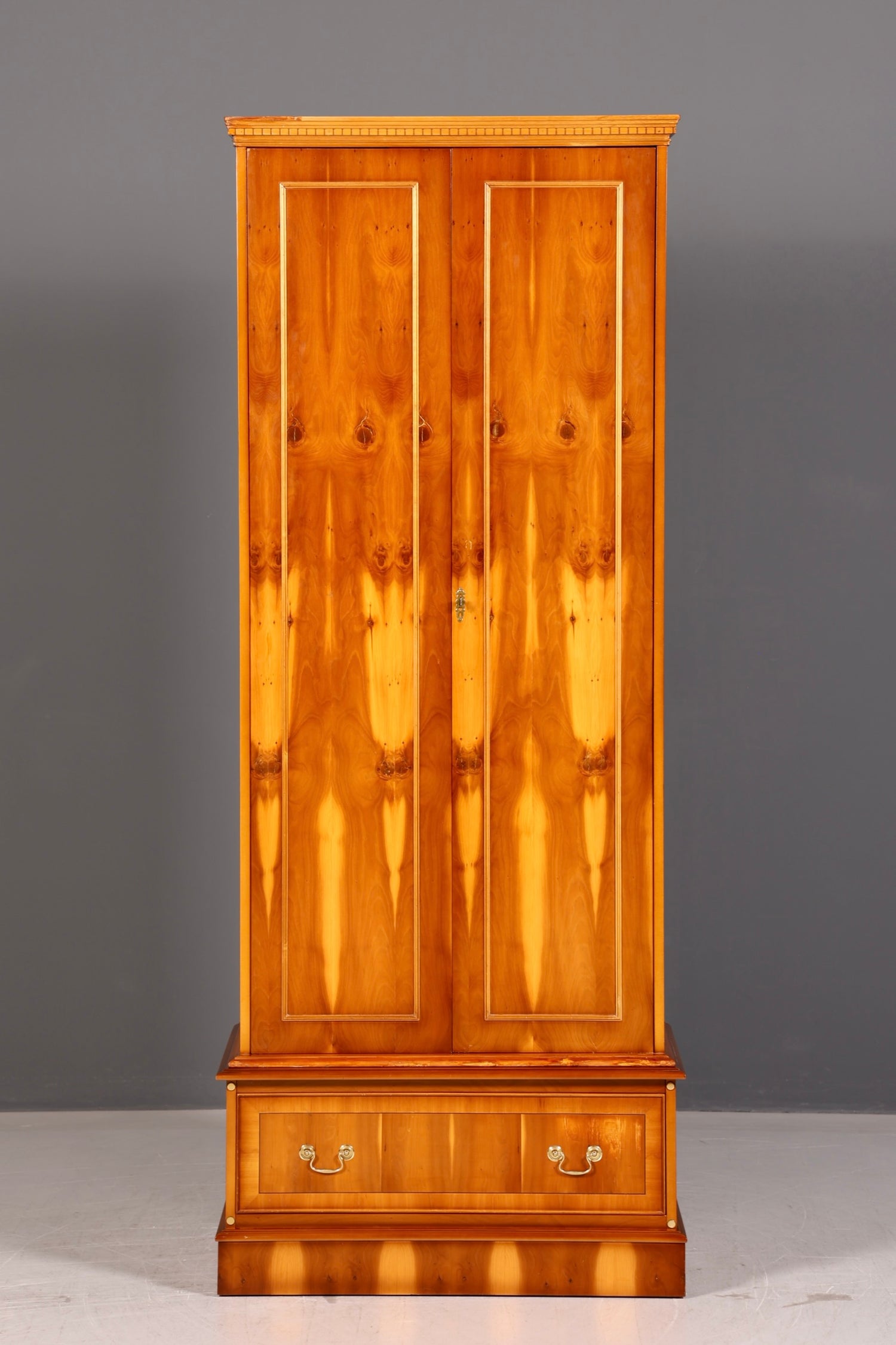 Wunderschöner Englischer Kleiderschrank Dielenschrank Wäscheschrank Schrank Antik Massivholz Vintage