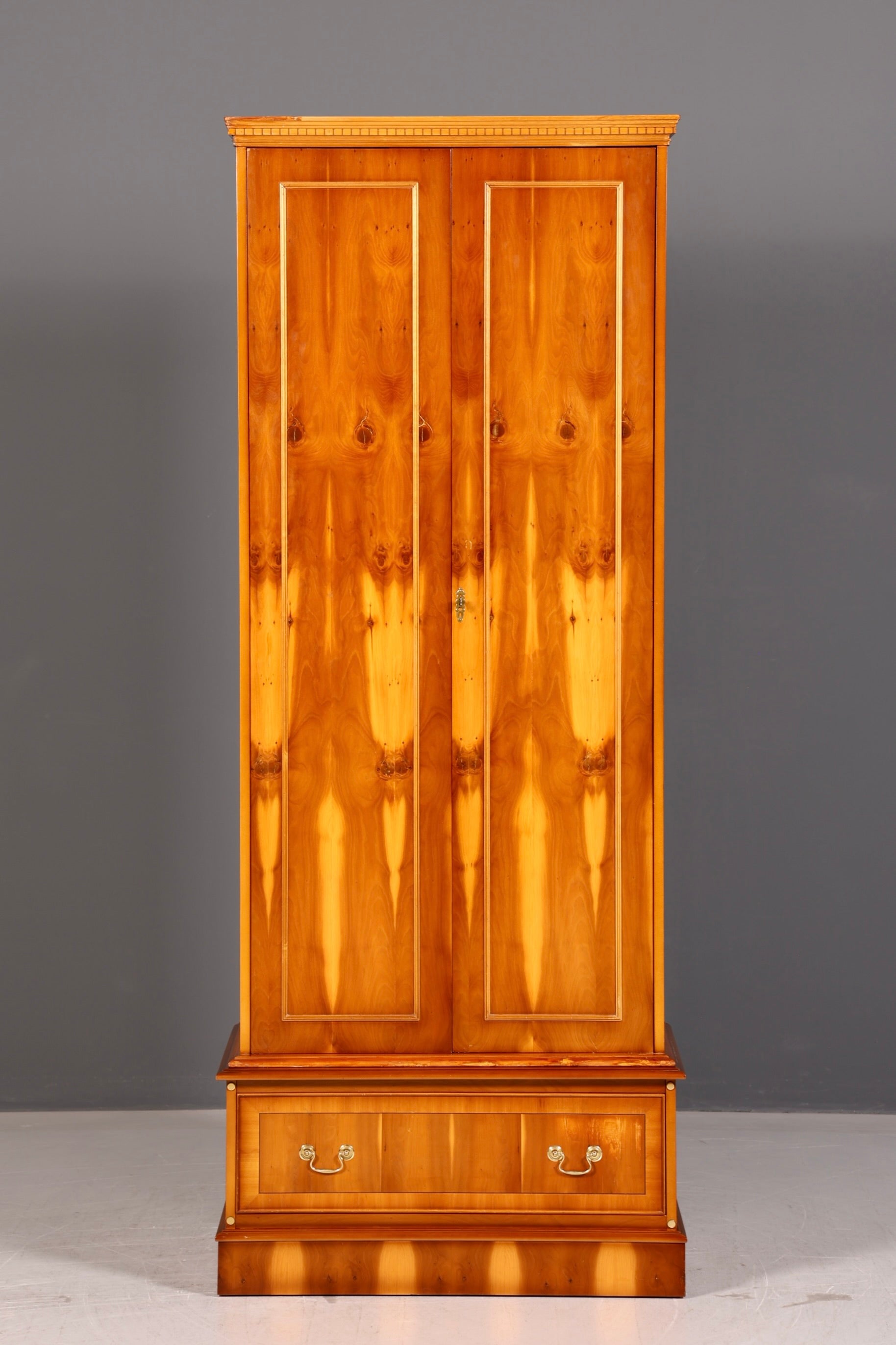 Wunderschöner Englischer Kleiderschrank Dielenschrank Wäscheschrank Schrank Antik Massivholz Vintage