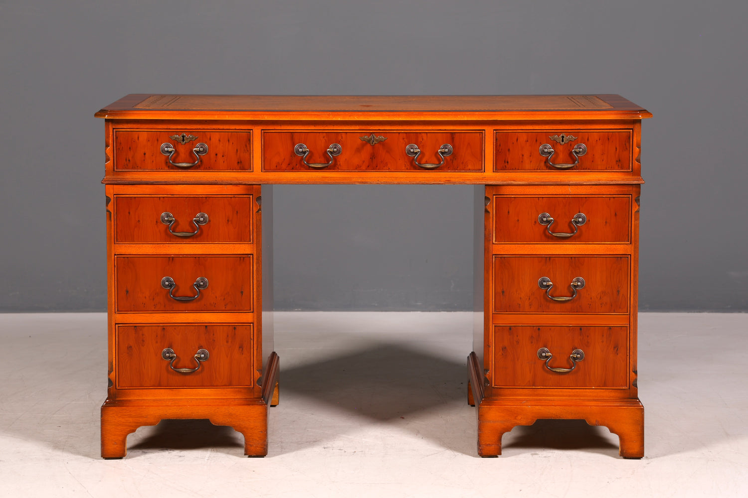 G616 Finish cm Wunderschöner Englischer Schreibtisch Englisch Eibe Desk Leder Auflage Antik Stil Bürotisch Office Desk (Kopie)