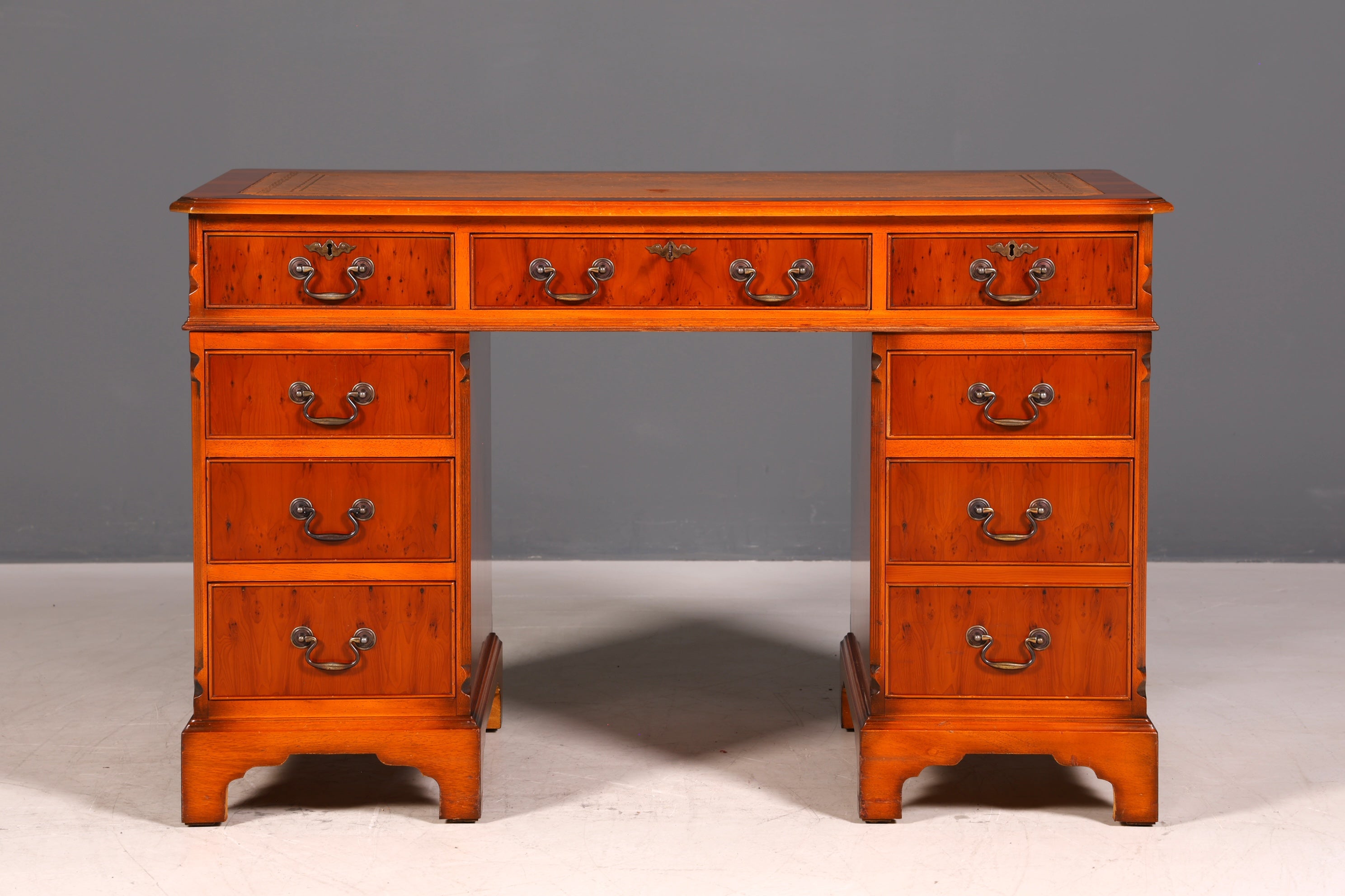 G616 Finish cm Wunderschöner Englischer Schreibtisch Englisch Eibe Desk Leder Auflage Antik Stil Bürotisch Office Desk (Kopie)