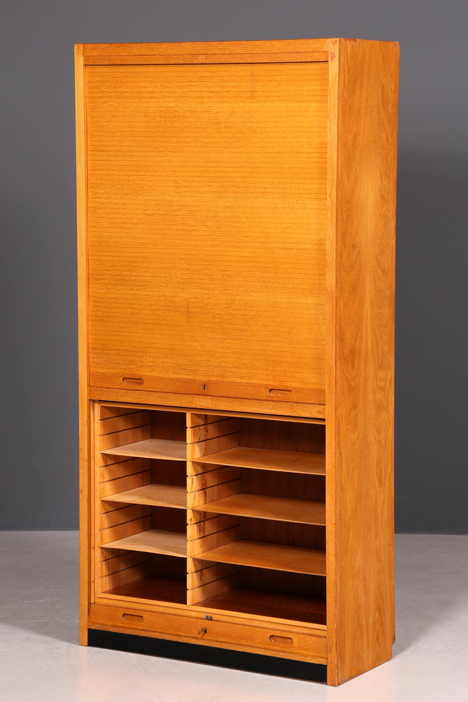 Schlichter Mid Century Rollladenschrank Bauhaus Apothekerschrank Art Deco Büro Aktenschrank