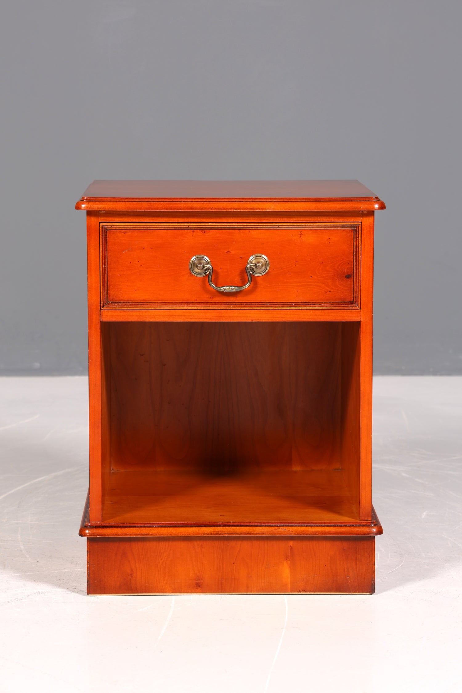 Wunderschöne Englische Kommode Eibe echt Holz Nachttisch Telefontisch Beistelltisch Ablagetisch