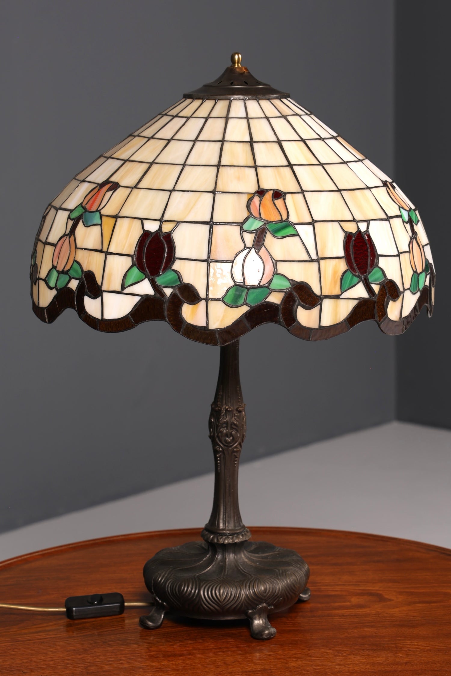 Traumhafte Antike Tiffany Tischlampe Glaslampenschirm Messingfuß Lampe Prunklampe