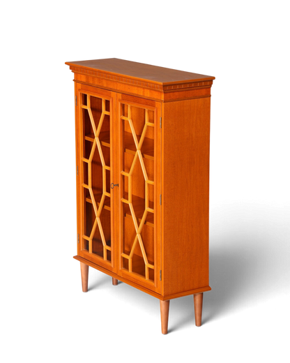 Hauptstadt Möblerei englische Vitrine aus Eibenholz mit verglaster Gittertür und höhenverstellbaren Regalböden