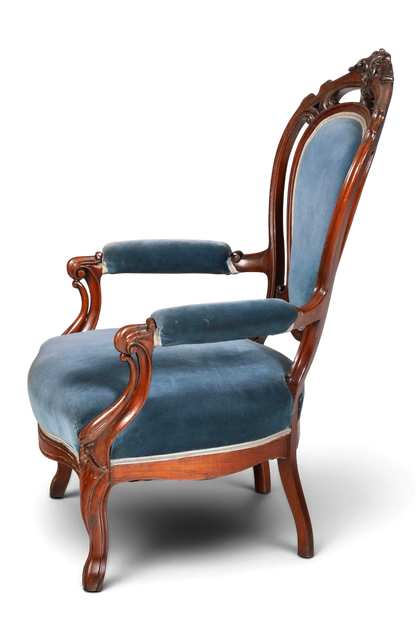 Hauptstadt Möblerei Louis Philippe Sessel im Biedermeier Stil mit blauem Samtbezug und dunklem Holzrahmen