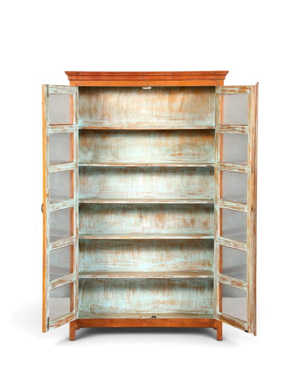 Hauptstadt Möblerei Vitrine aus massivem Holz im Kolonialstil mit hellblauer Patina und verglasten Türen