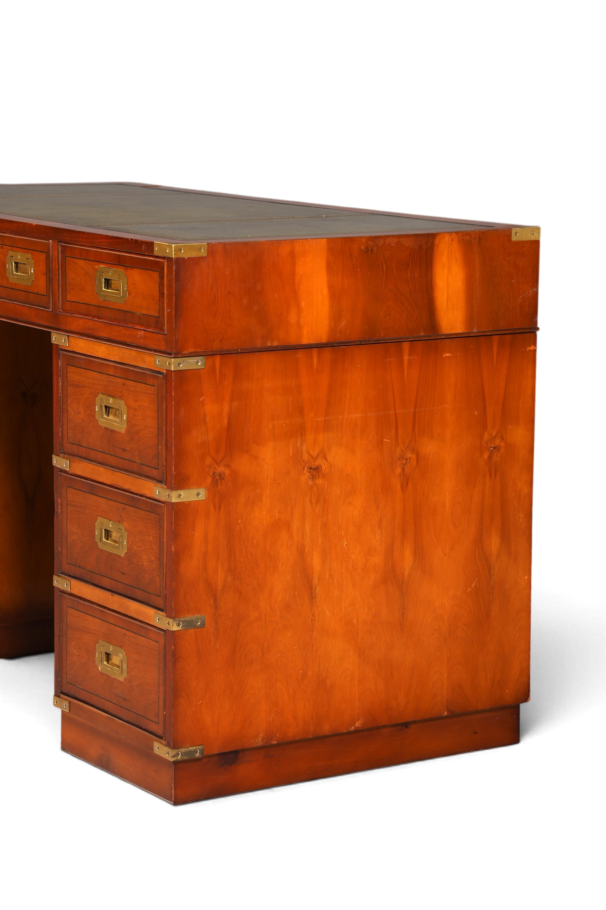 Hauptstadt Möblerei Schreibtisch im Military Chest Stil aus Massivholz mit grüner Lederauflage und Messingbeschlägen