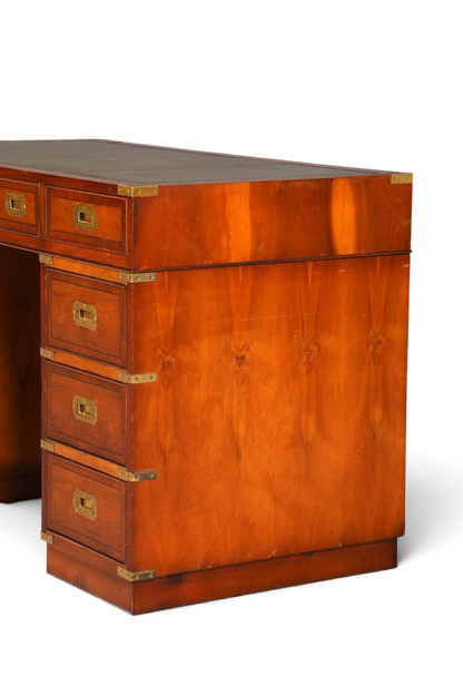 Hauptstadt Möblerei Schreibtisch im Military Chest Stil aus Massivholz mit grüner Lederauflage und Messingbeschlägen
