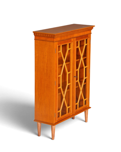 Hauptstadt Möblerei englische Vitrine aus Eibenholz mit verglaster Türfront und geometrischem Gittermuster im 60er Stil