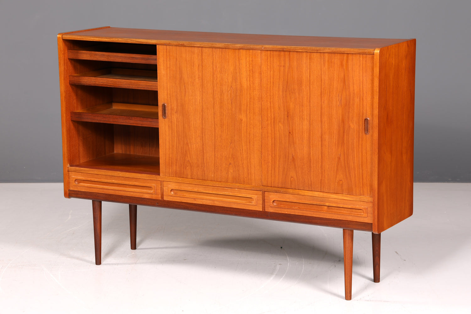 Stilvolles Mid Century Highboard Teak Holz Danish Design Sideboard Schrank Vintage Kommode Skandinavisch