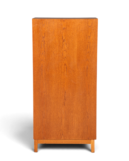 Hauptstadt Möblerei Mid Century Aktenschrank aus massivem Holz mit schmaler Vertiko-Form und schöner Maserung