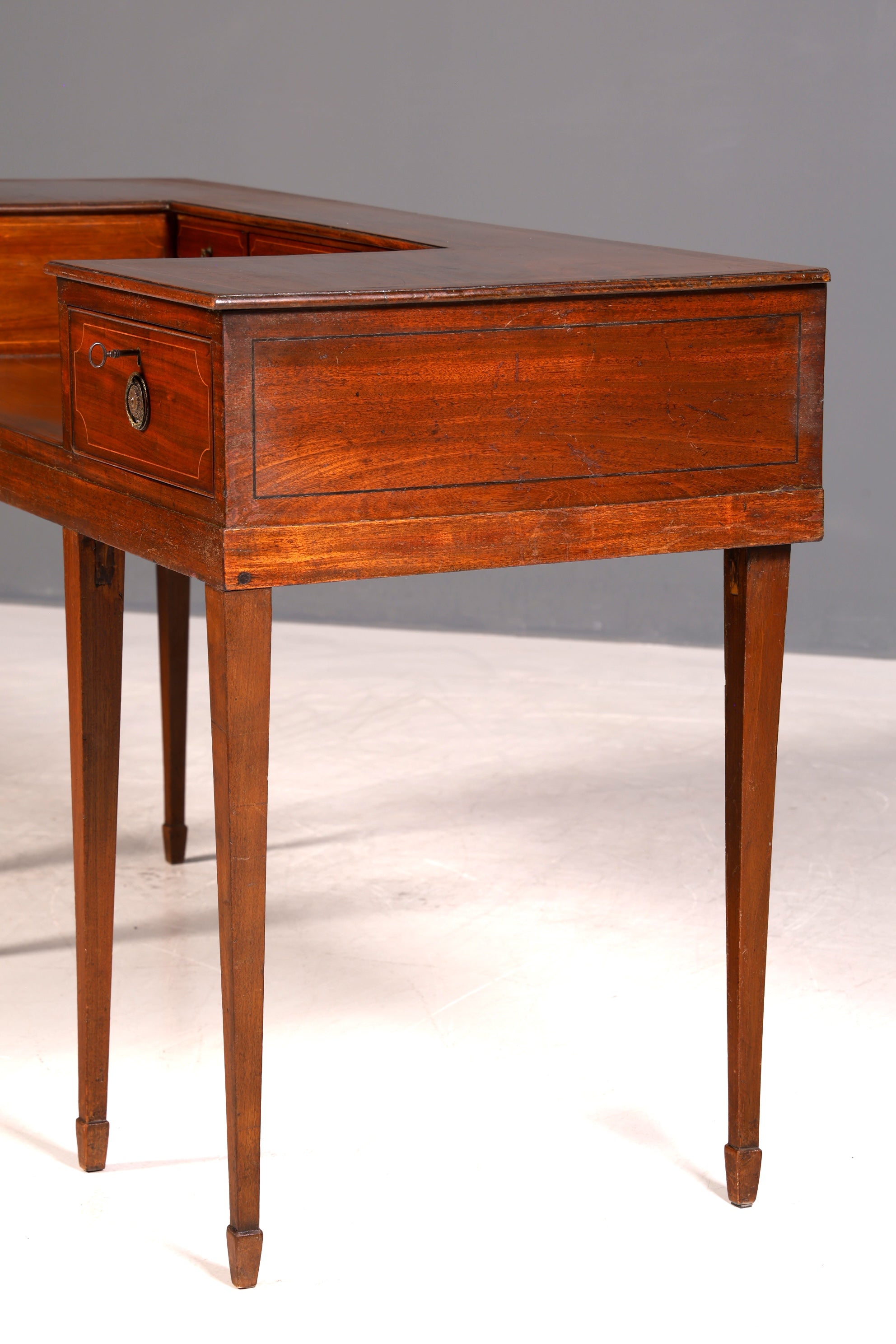 G621 Finish Filigraner Englischer Schreibtisch Englisch Desk Bürotisch 60s Office Table (Kopie)