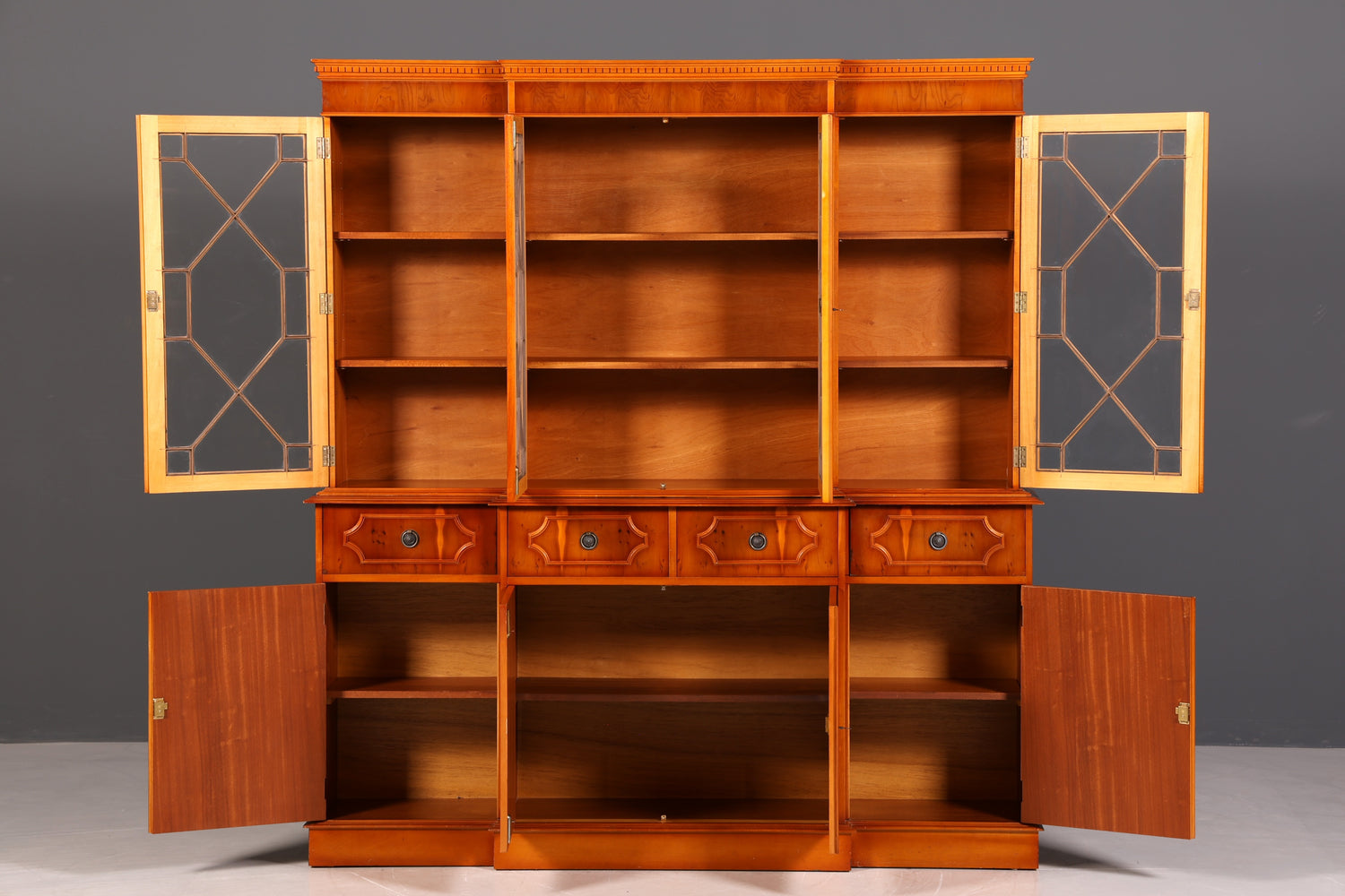 G387 Finish Wunderschöne Englische Vitrine Bücherschrank Buffet Antik Stil Englisch Eibe Glasvitrine Bibliothek (Kopie)