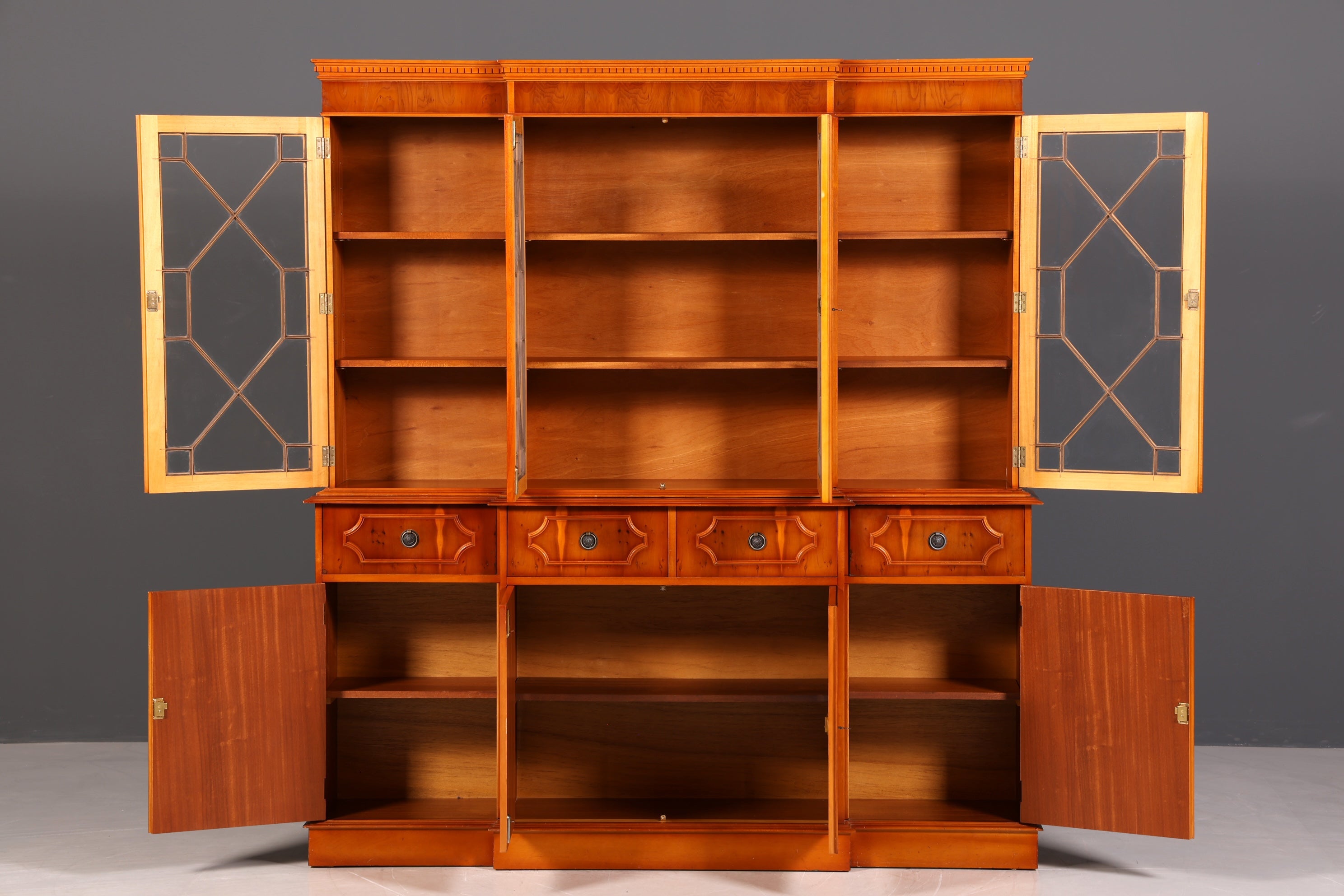 G387 Finish Wunderschöne Englische Vitrine Bücherschrank Buffet Antik Stil Englisch Eibe Glasvitrine Bibliothek (Kopie)