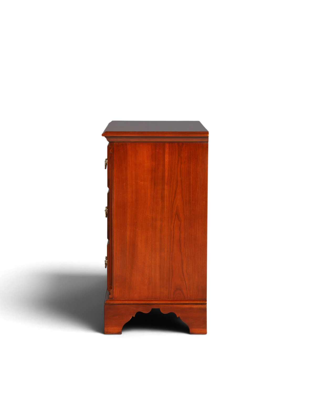 Hauptstadt Möblerei Kommode aus dunklem Holz in Seitenansicht mit klassischem Design und geschwungenem Sockel