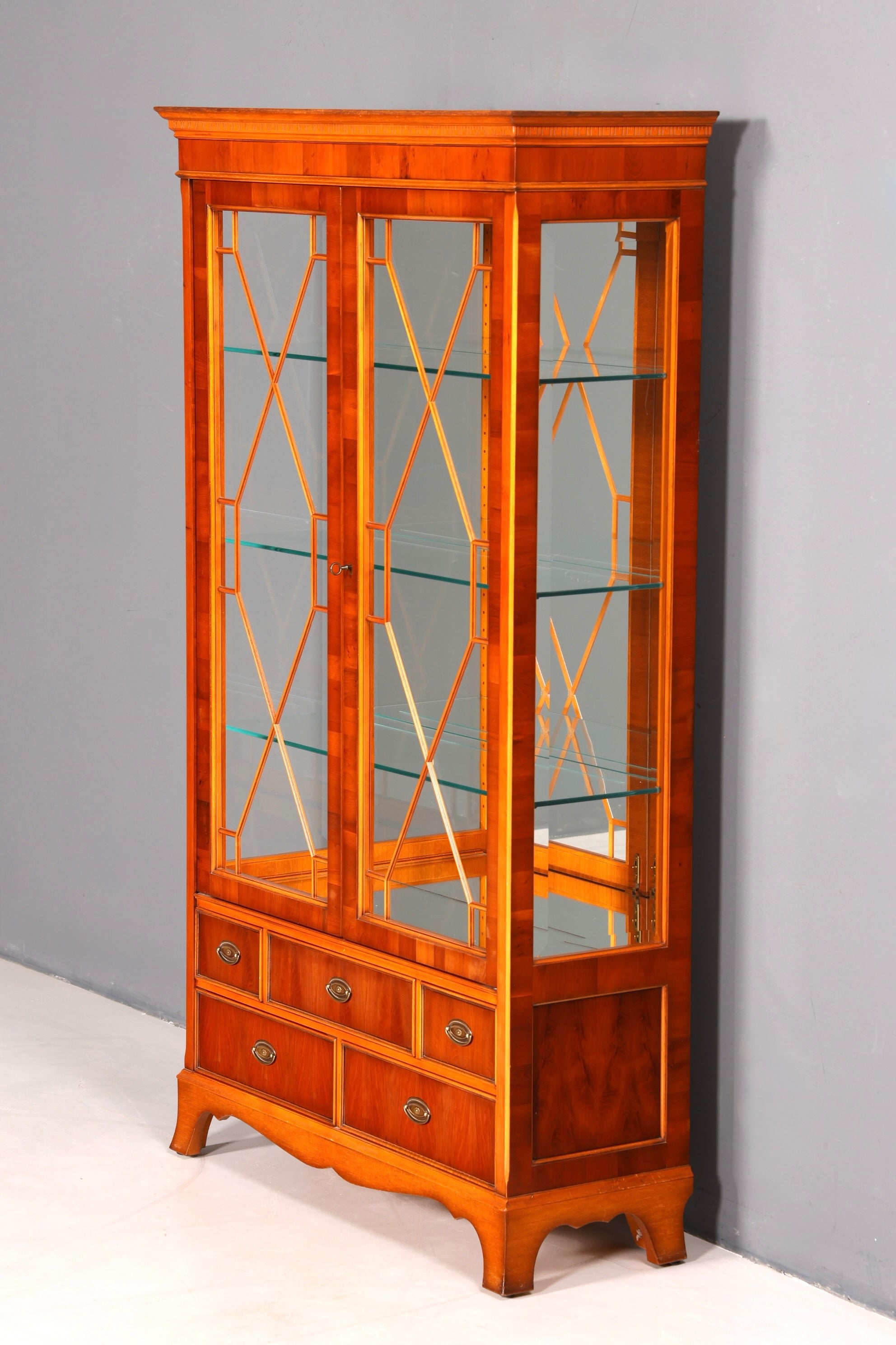 Wunderschöne Original Heldense Vitrine Englische Eibe Bücherschrank Antik Stil Glasvitrine