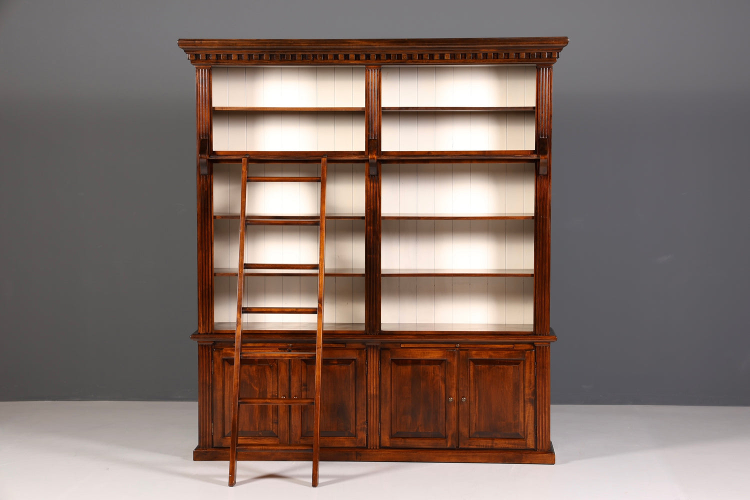 Traumhaftes massiv Holz Regal mit Leiter Kolonial Schrank Antik Stil Bücherregal Kommode Bibliothek