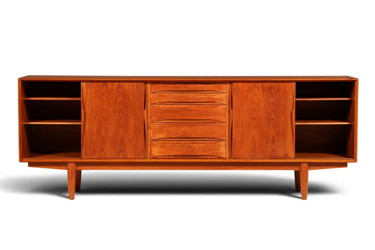Hauptstadt Möblerei Dyrlund Mid Century Sideboard aus Teakholz mit Schiebetüren und Schubladen im dänischen Design