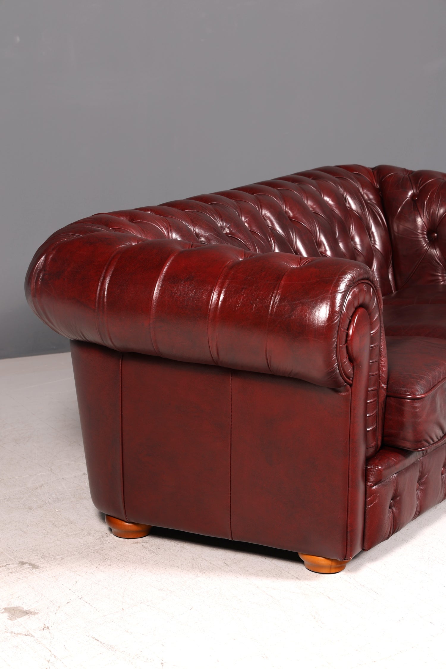 Wunderschönes Original Chesterfield Sofa 3-Sitzer Echtleder Oxblood Couch Englisch Ledersofa Vintage
