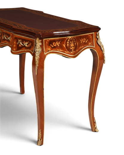 Hauptstadt Möblerei Schreibtisch im Louis XV Stil aus Massivholz mit Intarsien und dekorativen Messingbeschlägen